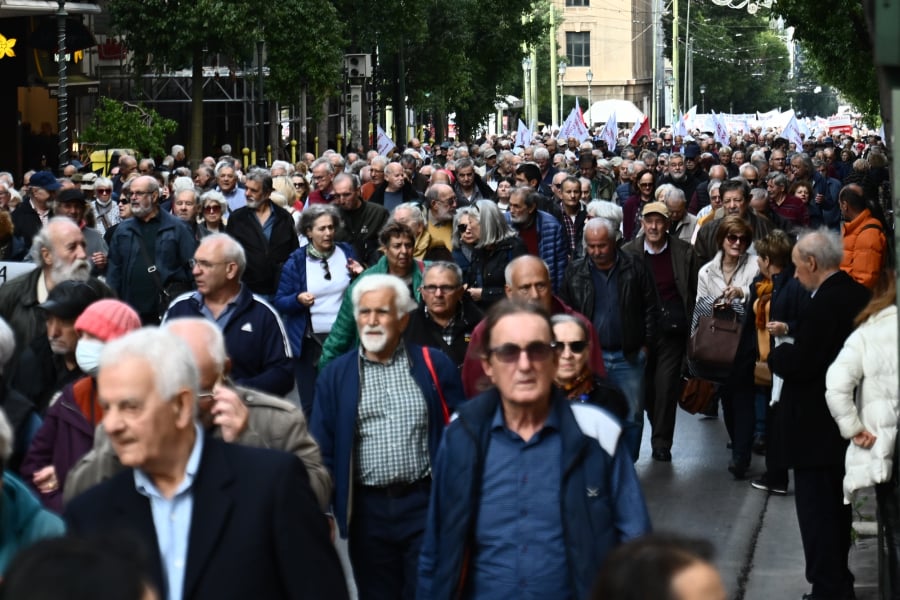 «Χρυσή» πληρωμή αναδρομικών – Μοιράζουν χρήματα σε πάνω από 400.000 συνταξιούχους