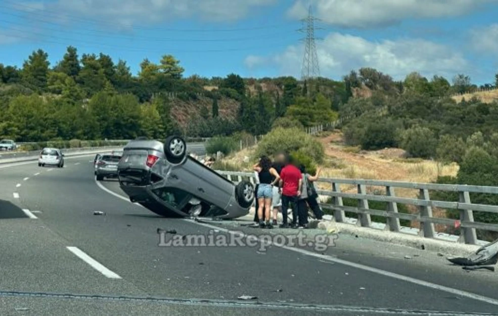 Τροχαίο στην Αθηνών – Λαμίας: Αυτοκίνητο τουμπάρισε στη γέφυρα του Μαρτίνου
