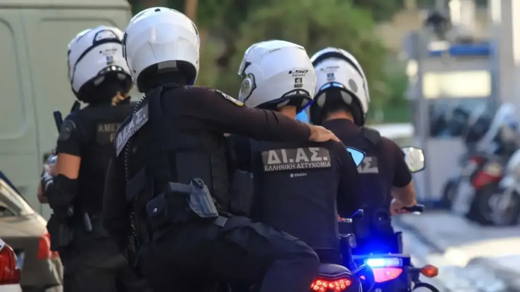 Παγκράτι: Κουκουλοφόροι με όπλα λήστεψαν κατάστημα τυχερών παιχνιδιών