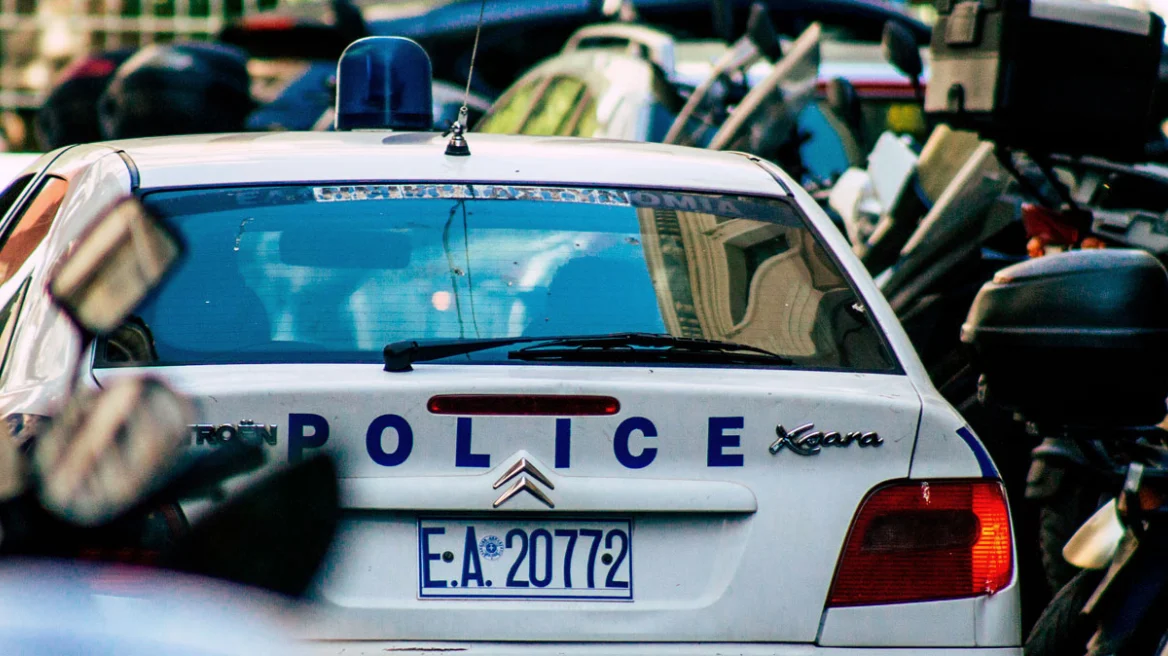 Πάτρα: Σημάδεψε οδηγό με όπλο στη μέση του δρόμου και ζήτησε 1.000 ευρώ – Σοκάρει το μικρό οπλοστάσιο στο σπίτι του
