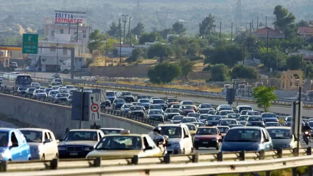 Κίνηση στους δρόμους – Επιστροφή αδειούχων και κυκλοφοριακό χάος στην Αθήνα