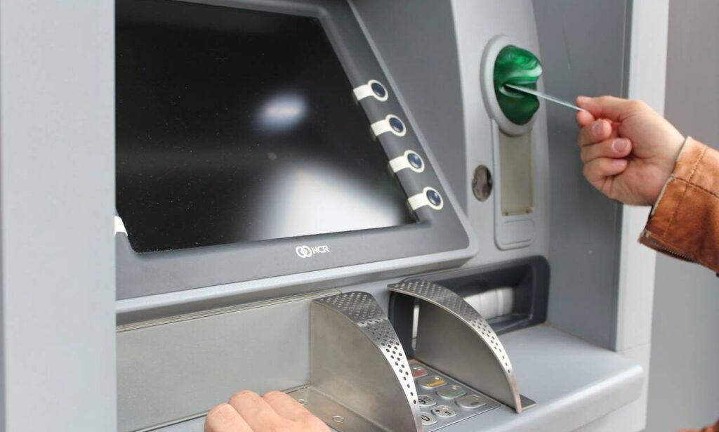 Το λάθος στο ATM που μπορεί να σας κοστίσει ακριβά