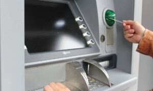Το λάθος στο ATM που μπορεί να σας κοστίσει ακριβά
