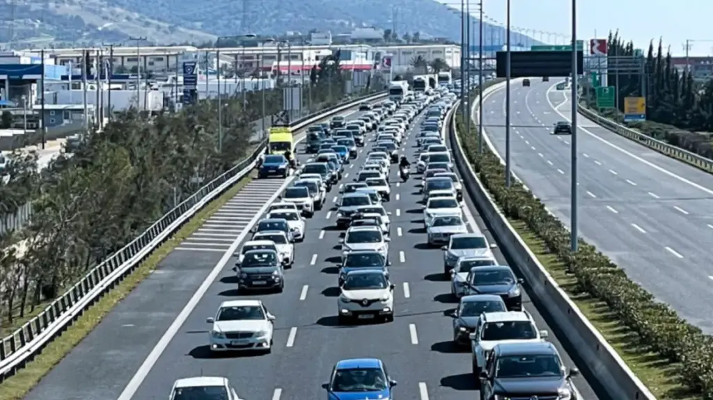 Χάος τώρα στην Αττική Οδό – Δείτε γιατί οδηγοί μένουν κολλημένοι πάνω από μισή ώρα