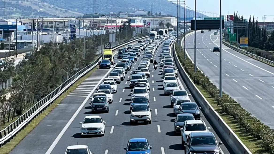 Χάος τώρα στην Αττική Οδό – Δείτε γιατί οδηγοί μένουν κολλημένοι πάνω από μισή ώρα