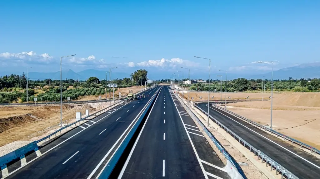 Πυροβόλησε οδηγό εκσκαφέα μέσα στην εθνική οδό