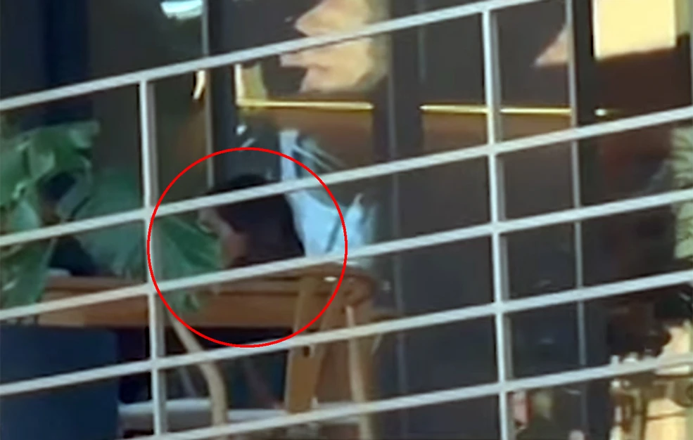 Στο μπαλκόνι περίμενε η Δέσποινα Βανδή τον Βασίλη Μπισμπίκη – Δείτε βίντεο