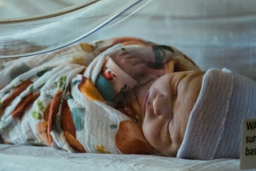 Βρέφος 20 ημερών θάφτηκε ζωντανό και παλεύει για τη ζωή του