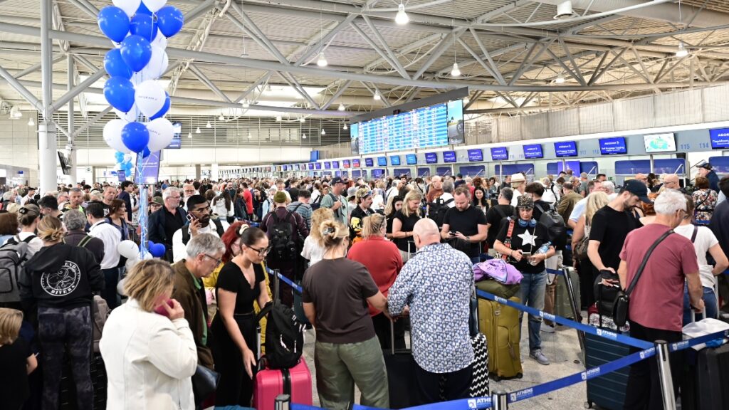 Απίστευτη ταλαιπωρία για 6η μέρα στο «Ελευθέριος Βενιζέλος» – Επιβάτες εγκλωβισμένοι στις ουρές