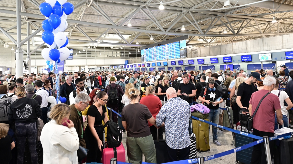 Απίστευτη ταλαιπωρία για 6η μέρα στο «Ελευθέριος Βενιζέλος» – Επιβάτες εγκλωβισμένοι στις ουρές