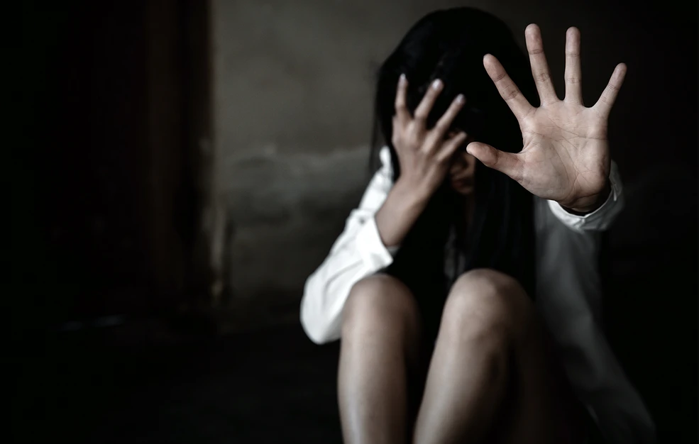 Πατέρας άσκησε βία στην κόρη του μπροστά σε εργαζομένους