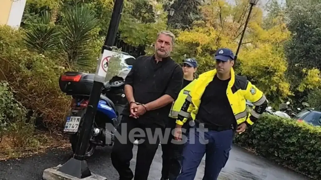 Βασίλης Μπισμπίκης: Με χειροπέδες στην Ευελπίδων μετά το τροχαίο στη Φιλοθέη