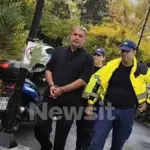 Βασίλης Μπισμπίκης: Με χειροπέδες στην Ευελπίδων μετά το τροχαίο στη Φιλοθέη