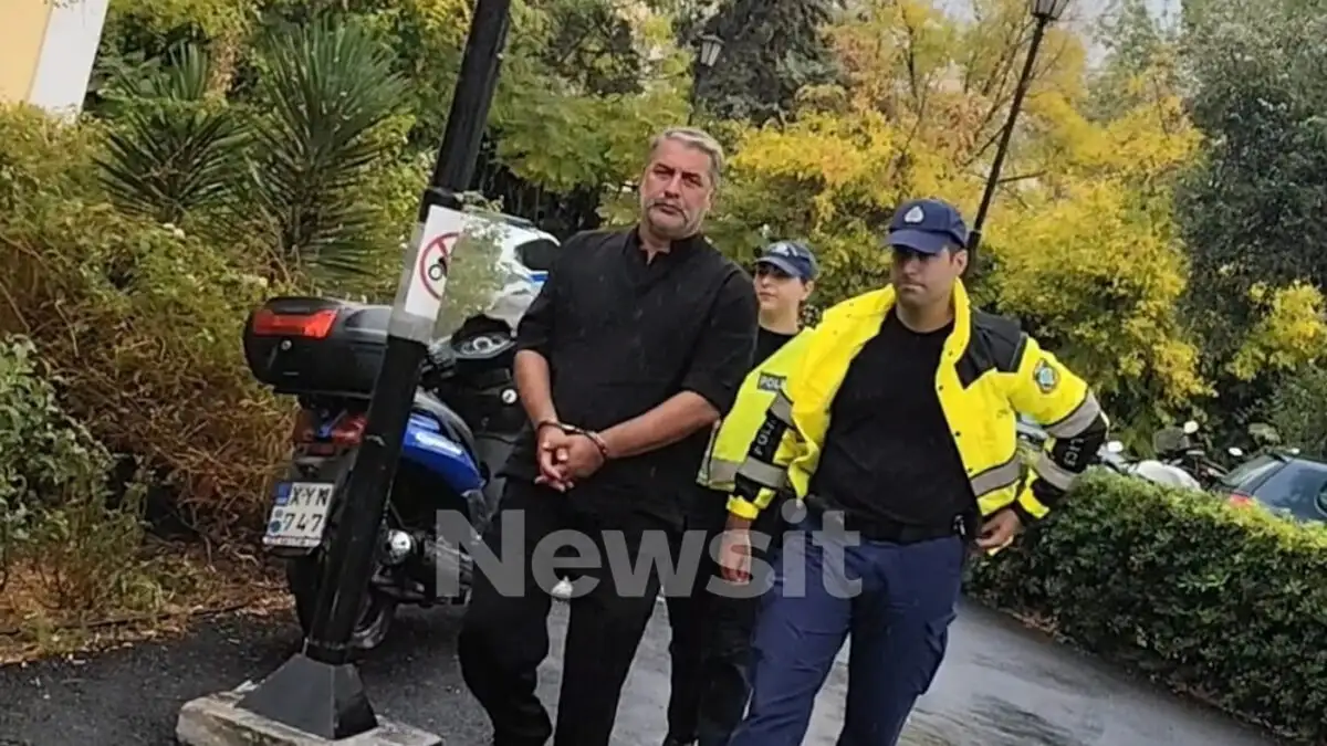 Βασίλης Μπισμπίκης: Με χειροπέδες στην Ευελπίδων μετά το τροχαίο στη Φιλοθέη