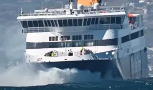 Θρίλερ με το Blue Star Naxos: Πάλευε στα κύματα με 9 μποφόρ – Είχε απαγορευτικό απόπλου (vid)