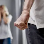 21χρονος ξυλοκόπησε τη σύντροφό του και επιχείρησε να την χτυπήσει με το αυτοκίνητο