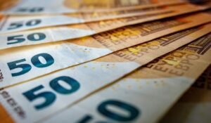 Πώς θα δοθεί το νέο επίδομα 250 και 500 ευρώ – Τα εισοδηματικά και περιουσιακά όρια