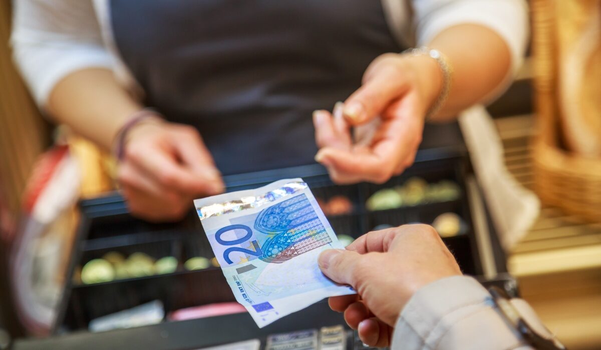 Οικονομική ασφυξία για τα νοικοκυριά: Δύο στους τρεις δεν τα βγάζουν πέρα τον μήνα