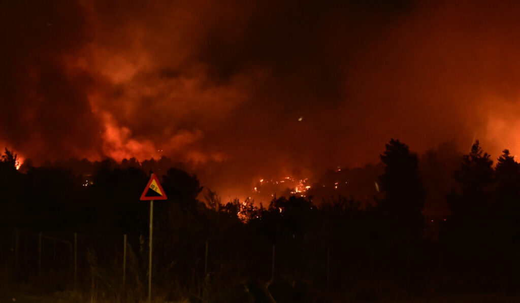 Πύρινη απειλή στα Λεχαινά Ηλείας – Μεγάλη κινητοποίηση της Πυροσβεστικής για να συγκρατηθεί το μέτωπο