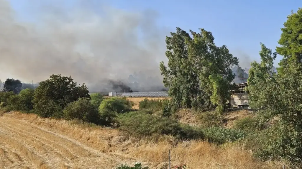 Φωτιά τώρα στο Καματερό – Επιχειρούν 3 εναέρια μέσα