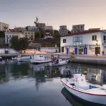 Σε αυτά τα νησιά στα οποία θα μειωθεί κατά 30% ο ΦΠΑ (Λίστα)