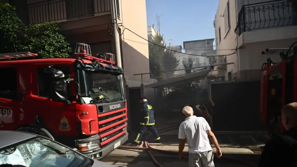 Αιγάλεω: Στιγμές τρόμου σε φλεγόμενο διαμέρισμα – Νεαρός πήδηξε από το μπαλκόνι, δύο ηλικιωμένοι σώθηκαν από την Πυροσβεστική