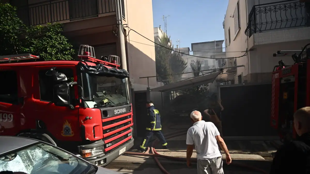 Αιγάλεω: Στιγμές τρόμου σε φλεγόμενο διαμέρισμα – Νεαρός πήδηξε από το μπαλκόνι, δύο ηλικιωμένοι σώθηκαν από την Πυροσβεστική
