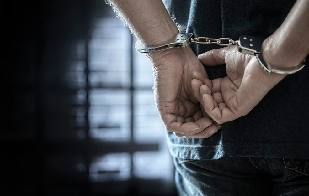 Στη φυλακή ο γιος του Σωκράτη Μάλαμα – Επιτέθηκε με κουτουλιές σε αστυνομικό