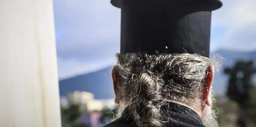 Μεθυσμένος ιερέας παραλίγο να πέσει σε τάφο κατά τη διάρκεια κηδείας