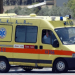 Δίνει μάχη για τη ζωή του άνδρας που έπεσε από στέγη