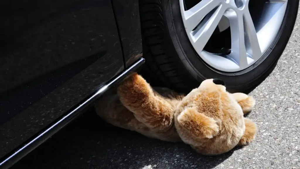 4χρονος σκοτώθηκε μπροστά στον πατέρα του όταν παρασύρθηκε από αυτοκίνητο