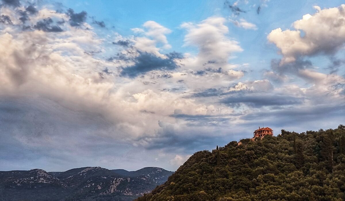 24 ώρες ανατροπής στον καιρό: Βροχές, πτώση θερμοκρασίας και πιθανότητα καταιγίδων στην Αθήνα