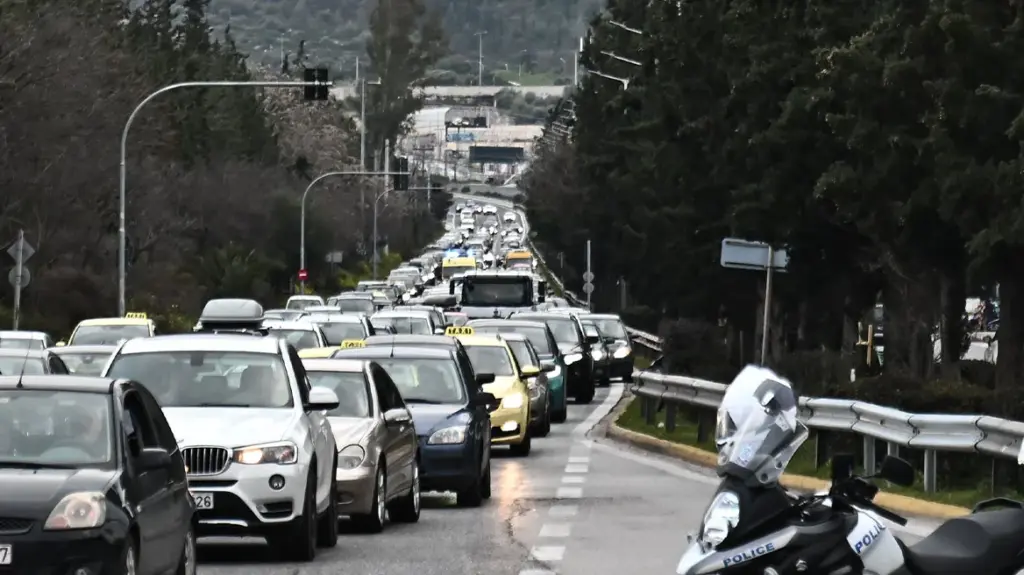 Στο κόκκινο η κίνηση στη λ. Αλίμου – Κατεχάκη μετά από καραμπόλα τριών οχημάτων