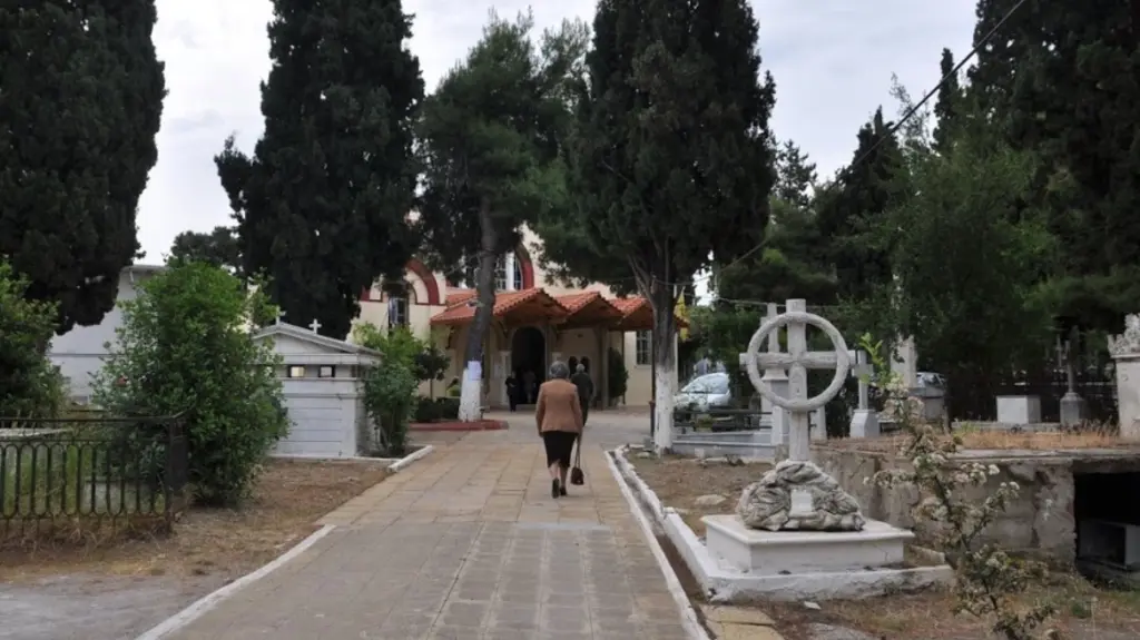 Χαλκίδα: Αιματηρή συμπλοκή σε νεκροταφείο – Του άνοιξε το κεφάλι με φτυάρι μπροστά σε κόσμο
