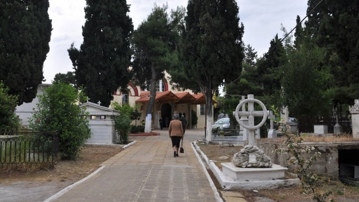 Χαλκίδα: Αιματηρή συμπλοκή σε νεκροταφείο – Του άνοιξε το κεφάλι με φτυάρι μπροστά σε κόσμο