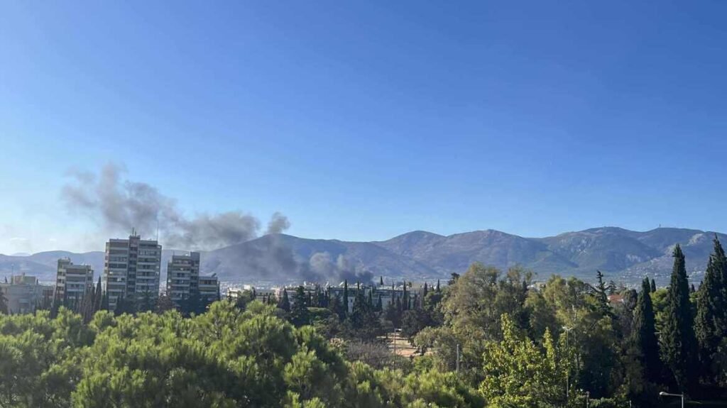 Φωτιά τώρα στο Μενίδι – «Κλείστε πόρτες και παράθυρα»