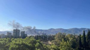 Φωτιά τώρα στο Μενίδι – «Κλείστε πόρτες και παράθυρα»