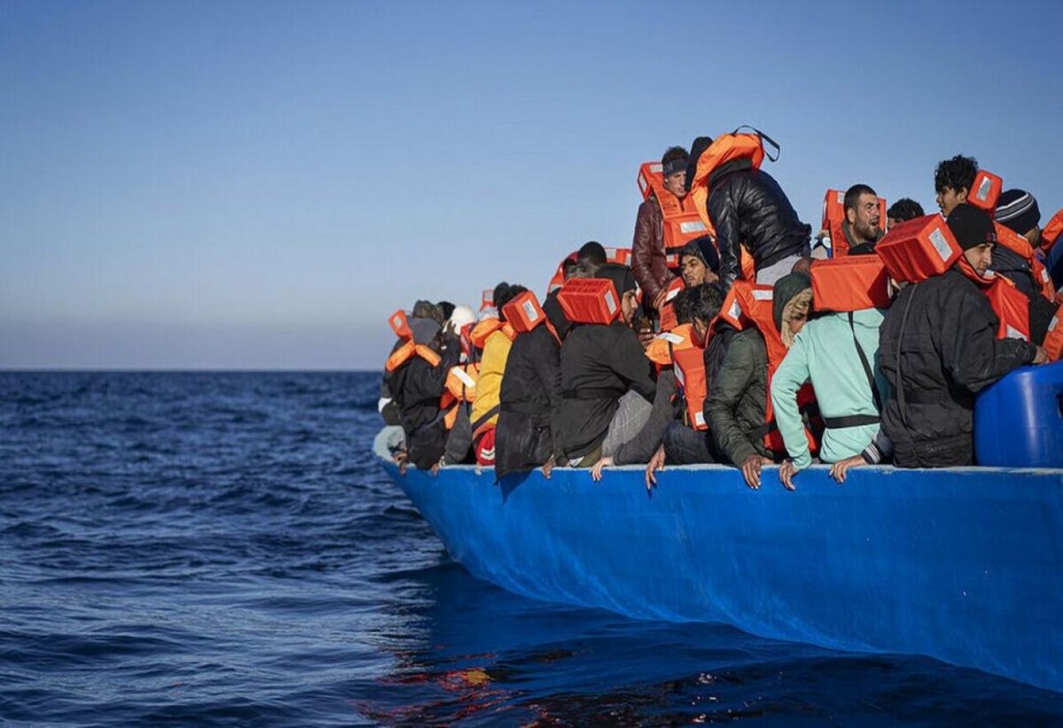 Ψαράς έσωσε βάρκα με 30 μετανάστες ανοιχτά της Γαύδου