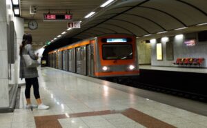 Χαμός στο μετρό: Συνελήφθη 18χρονος που έκλεψε κινητό και χτύπησε επιβάτη στο κεφάλι με πέτρα