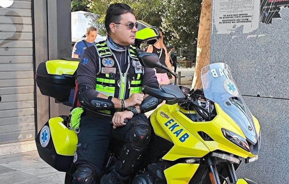 Μάχη για τη ζωή του δίνει ο διασώστης του ΕΚΑΒ Δημήτρης Μητρόπουλος μετά από σοβαρό τροχαίο στην Καλλιθέα