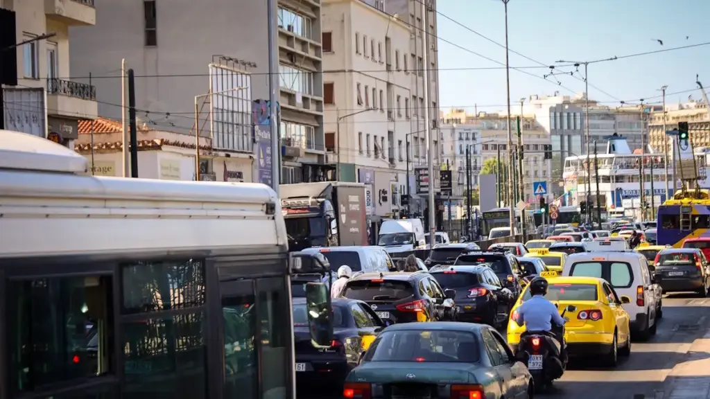 Ακινητοποιήθηκε λεωφορείο στη Βασιλίσσης Αμαλίας – Προβλήματα στην κυκλοφορία προς Πειραιά