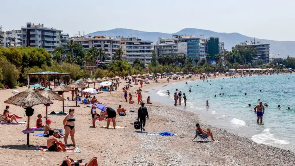 Παραλίες γεμάτες στην Αττική – Πότε θα ξανανεβεί η θερμοκρασία