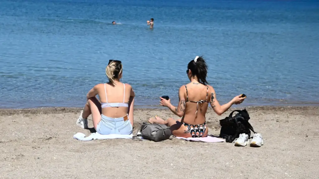 Καιρός: Επιμένουν τα μελτέμια, «κλειδώνουν» τα 33άρια με ενδεχόμενες μπόρες στα δυτικά ορεινά