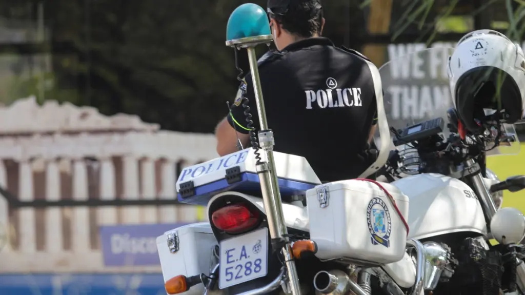 Γλυφάδα: Ανατροπή γερανού πάνω σε καφετέρια – Συναγερμός στην οδό Φοίβης