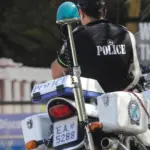 Γλυφάδα: Ανατροπή γερανού πάνω σε καφετέρια – Συναγερμός στην οδό Φοίβης