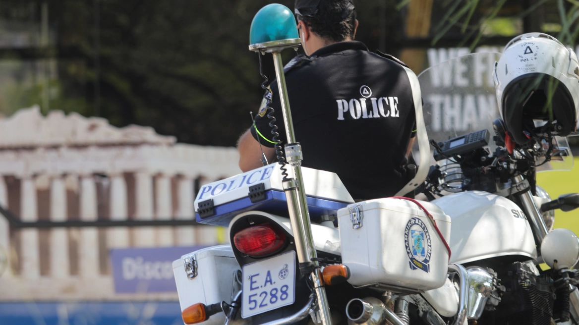 Γλυφάδα: Ανατροπή γερανού πάνω σε καφετέρια – Συναγερμός στην οδό Φοίβης
