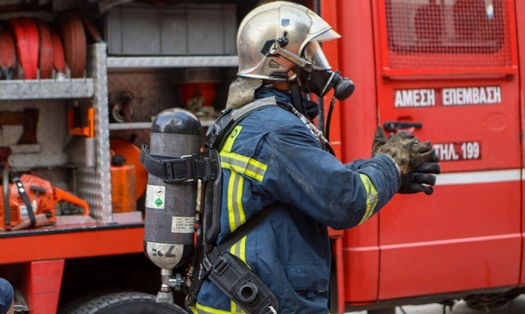 Συναγερμός στον Ασπρόπυργο από μεγάλη φωτιά σε επιχείρηση