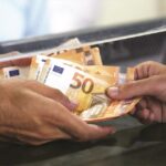 Μοιράζουν 1.2 δισ. ευρώ e-ΕΦΚΑ, ΔΥΠΑ σε 2.576.449 δικαιούχους – Ποιοι θα πάνε στα ATM