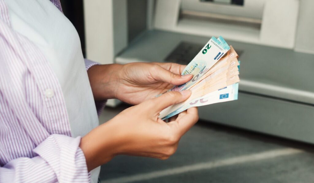 Μπαίνουν χρήματα από e-ΕΦΚΑ, ΔΥΠΑ – Ποιοι πάνε στα ATM από Δευτέρα 8/9