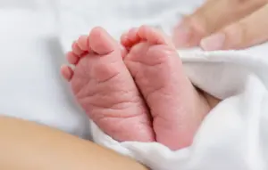 Ο κόσμος… τρελάθηκε: Πρέπει να ζητούν άδεια από τα μωρά οι γονείς για να αλλάξουν πάνα!